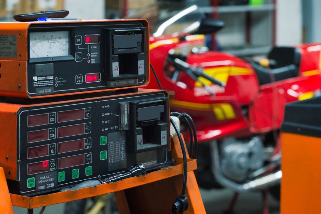 Controllo tecnico su una moto