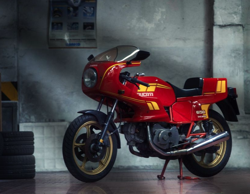 Moto Ducati rossa nel centro Genova Revisioni Olivette